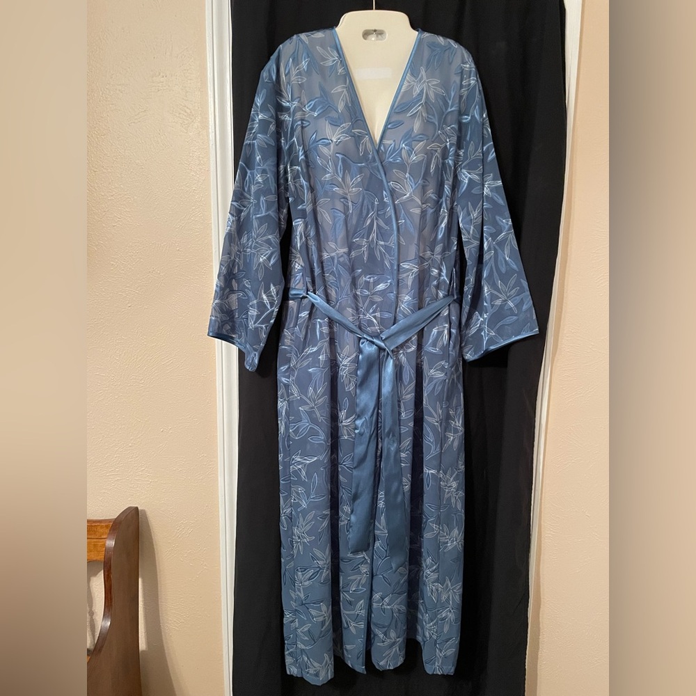 Gorgeous Halston mid length robe has 3/4 sleeves with satin belt and pockets